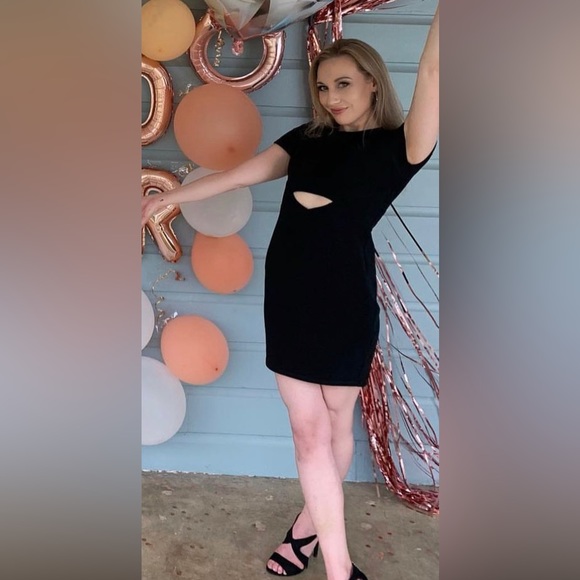 Express dress with front cutout - Picture 2 of 2